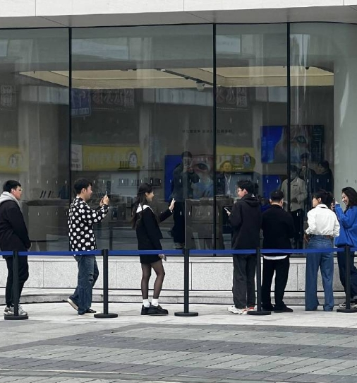 杜海濤沈夢辰現身甯波搶購(gòu)華爲Pura70系列 還(hái)看了(le)智界 杜海濤沈夢辰現身甯波搶購(gòu)華爲Pura70系列 還(hái)看了(le)智界