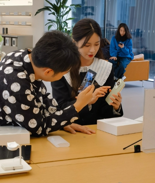 杜海濤沈夢辰現身甯波搶購(gòu)華爲Pura70系列 還(hái)看了(le)智界 杜海濤沈夢辰現身甯波搶購(gòu)華爲Pura70系列 還(hái)看了(le)智界