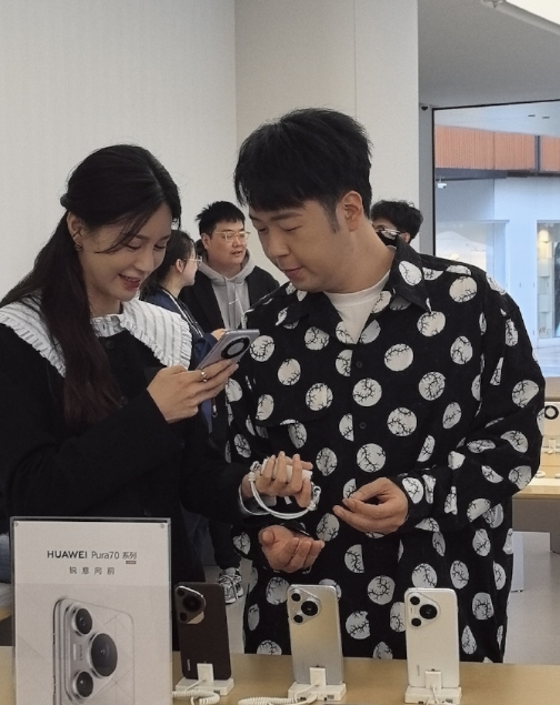 杜海濤沈夢辰現身甯波搶購(gòu)華爲Pura70系列 還(hái)看了(le)智界 杜海濤沈夢辰現身甯波搶購(gòu)華爲Pura70系列 還(hái)看了(le)智界