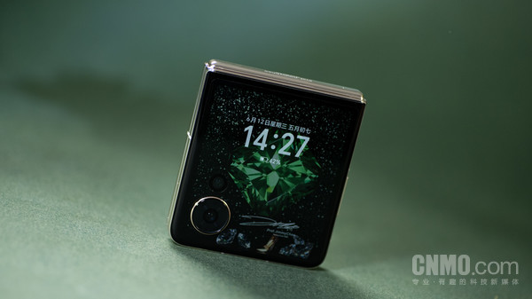 榮耀Magic V Flip高(gāo)定款體驗：以小見大(dà) 用(yòng)璀璨演繹時(shí)尚